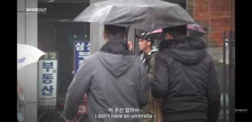 한국에서 동남아인이 우산 좀 씌워달라고 하면?