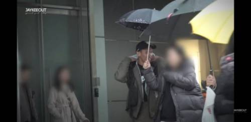 한국에서 동남아인이 우산 좀 씌워달라고 하면?