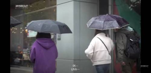 한국에서 동남아인이 우산 좀 씌워달라고 하면?