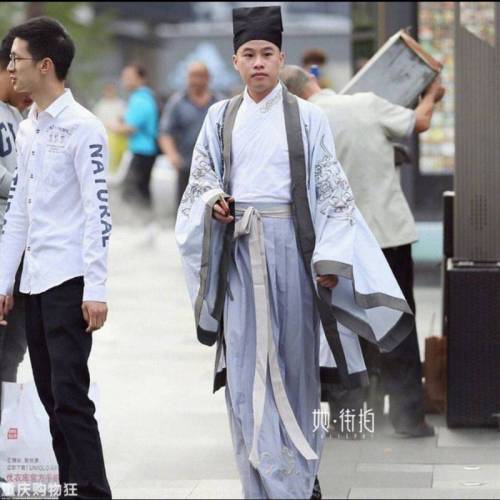 요즘 중국서 유행한다는 복장.jpg