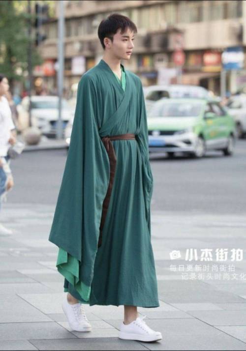 요즘 중국서 유행한다는 복장.jpg