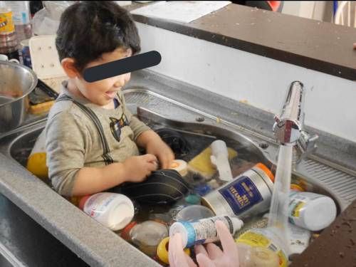 아침 일어낫더니 설거지하고있는 기특한 아이
