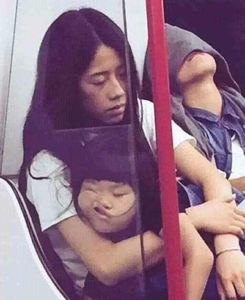 지하철에서 곤히 잠든 모녀.jpg
