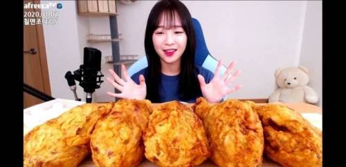 쯔양이 먹다 포기한 음식.jpg