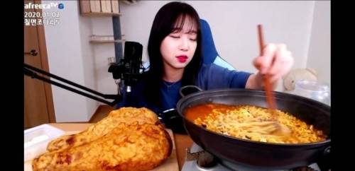 쯔양이 먹다 포기한 음식.jpg