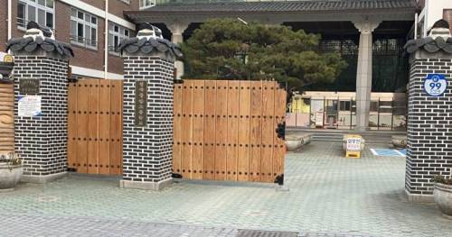 한옥마을에 있는 초등학교 정문.jpg