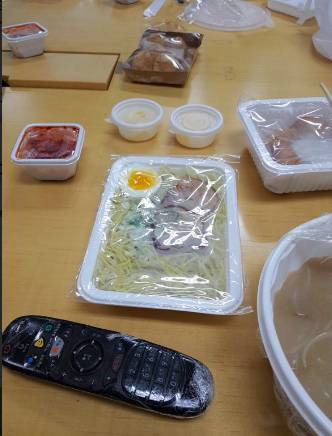 라면시켰는데 이것도 같이 옴..