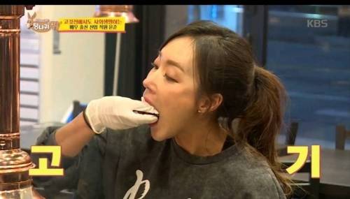 돼지 갈비 자르지 않고 통으로 먹는 방법.jpg