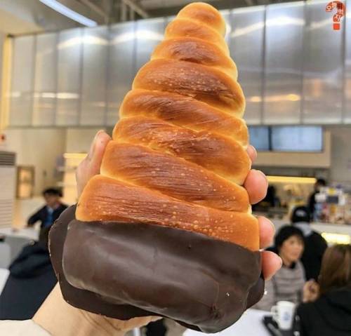 신사역 빽다방베이커리에서만 파는 초코소라빵.jpg