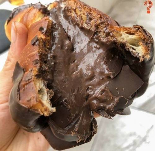 신사역 빽다방베이커리에서만 파는 초코소라빵.jpg