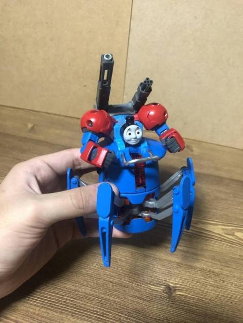 어느 디시인이 만든 토마스 로봇.jpg
