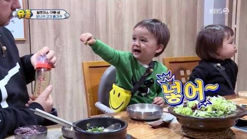 젖병에 곰탕 넣어먹는 벤틀리.jpg