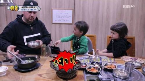 젖병에 곰탕 넣어먹는 벤틀리.jpg