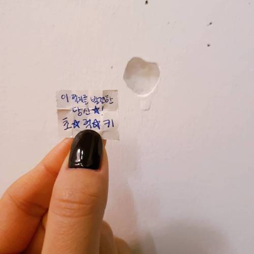 카페 마감하다가 화장실 입구 옆 구멍에서 발견한.jpg