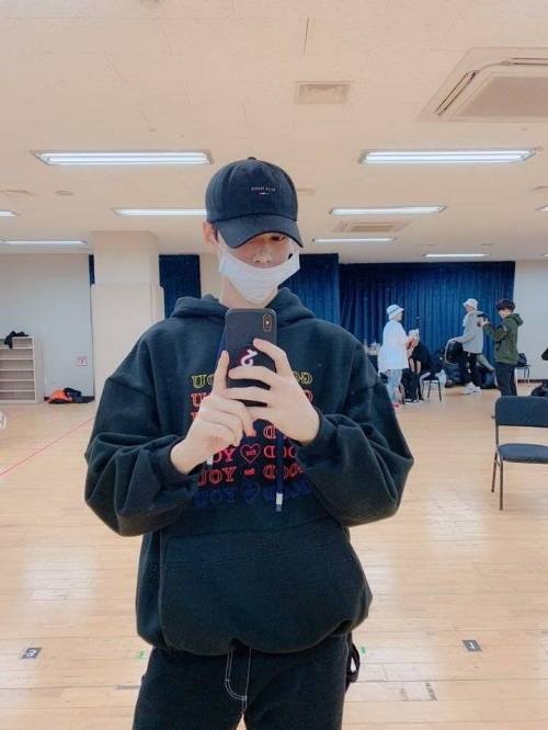 마스크도 잘 못쓰는 차은우 .jpg