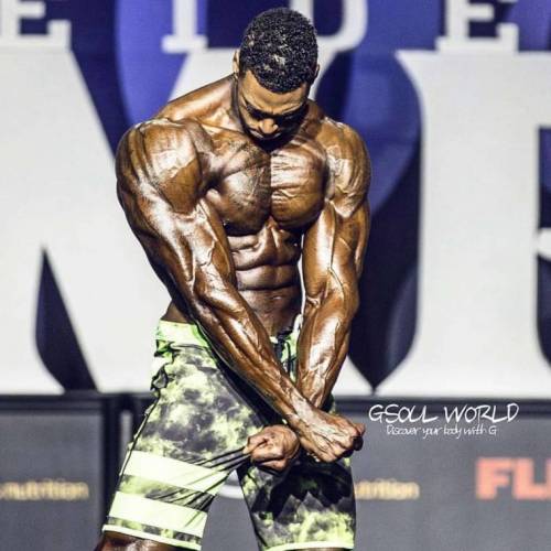 미스터 올림피아 남자 피지크(PHYSIQUE) 1위.jpg