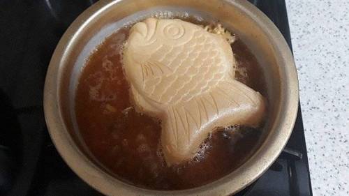 붕어 한마리가 통째로 들어간 라면.jpg