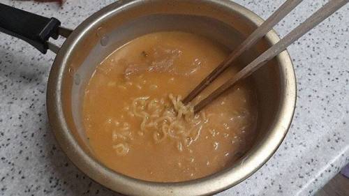붕어 한마리가 통째로 들어간 라면.jpg