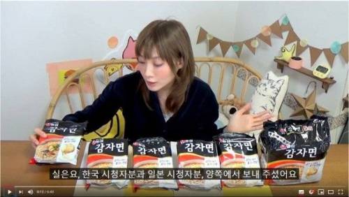 한국라면에 도전하는 일본유튜버.jpg