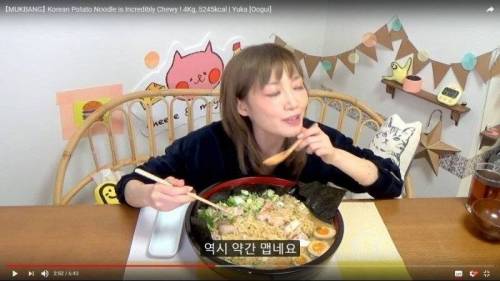 한국라면에 도전하는 일본유튜버.jpg