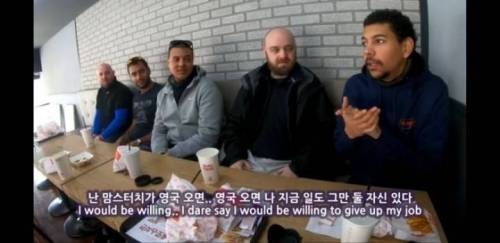 맘스터치를 먹어본 영국인의 반응.jpg