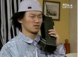 전화받는 모습을 손으로 표현 해주세요!
