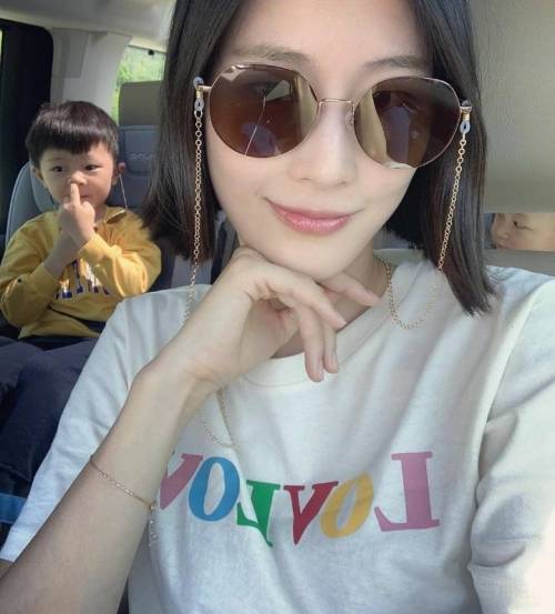 모델 엄마가 사진을 찍을 때 아들은.jpg