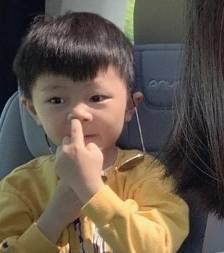 모델 엄마가 사진을 찍을 때 아들은.jpg