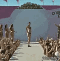 인생은 멀리서 보면 희극 가까이서 보면.gif