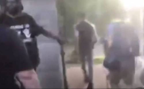 폭동으로부터 집 지키는 주인 인종차별주의자라 욕먹는중.jpg