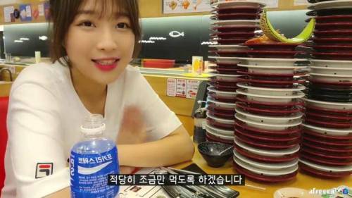 [스압] 18시간 굶고 초밥을 먹으면.jpg