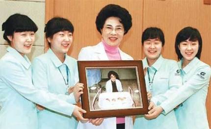 [스압] 쌍둥이가 한날한시 태어난 병원의 간호사가된 사연.jpg
