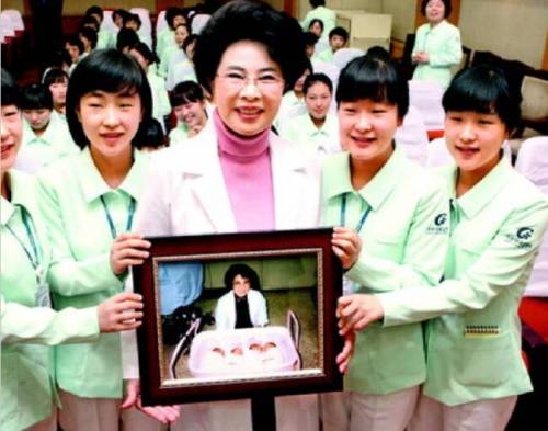 [스압] 쌍둥이가 한날한시 태어난 병원의 간호사가된 사연.jpg