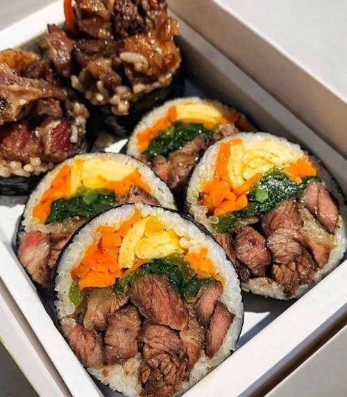 베트남에서 현지화한 김밥.jpg