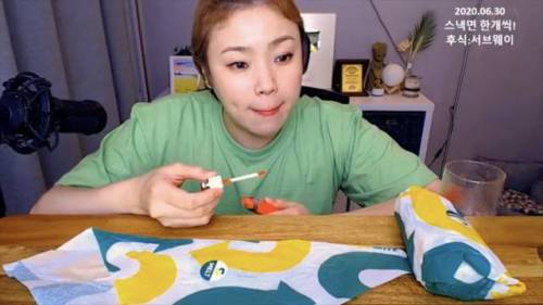 [스압] 립제품 알려주다 갑자기 화난 입짧은햇님.jpg