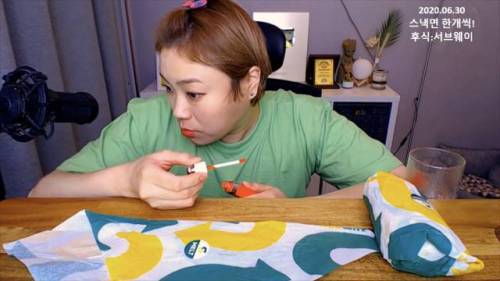 [스압] 립제품 알려주다 갑자기 화난 입짧은햇님.jpg