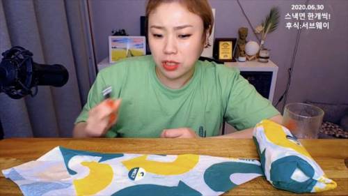 [스압] 립제품 알려주다 갑자기 화난 입짧은햇님.jpg