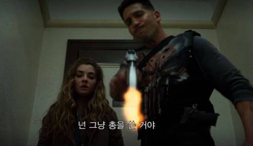 퍼니셔가 사람에게 총쏘고 멘탈 터진 여자애 위로하는 법.jpg