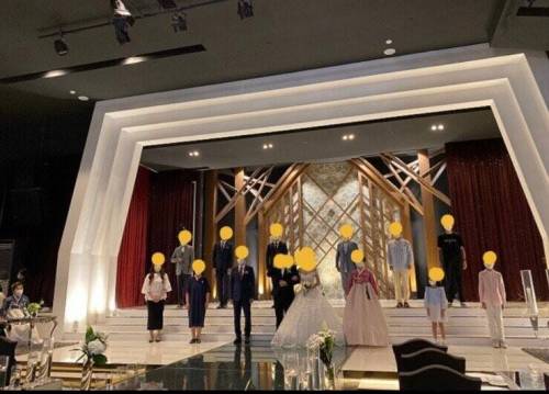 코로나 시국의 결혼식 사진.jpg
