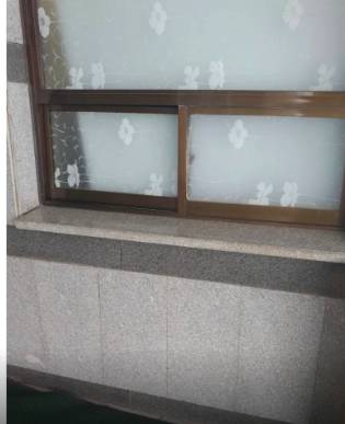 문이 고장나서.jpg