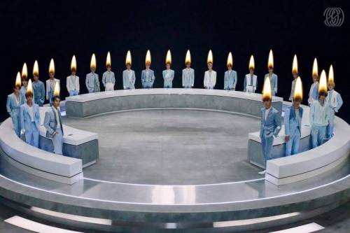 총 23명인 아이돌그룹 단체 사진이 뜨면 벌어지는 일.jpg