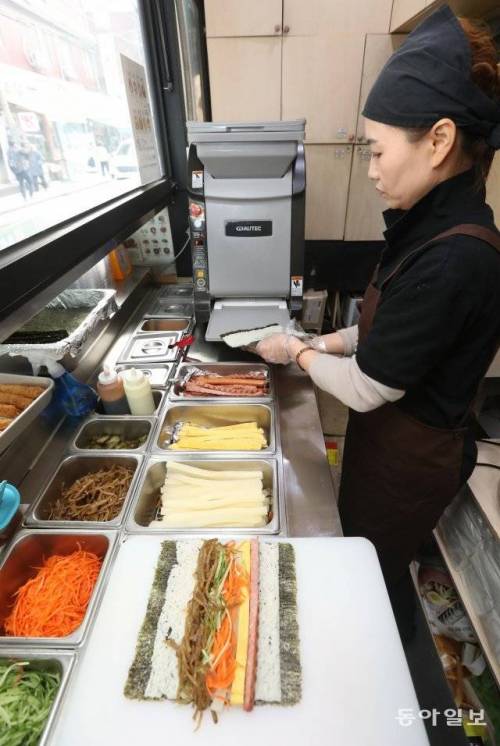 [스압] 인건비 때문에 기계화된 요즘 김밥집.jpg