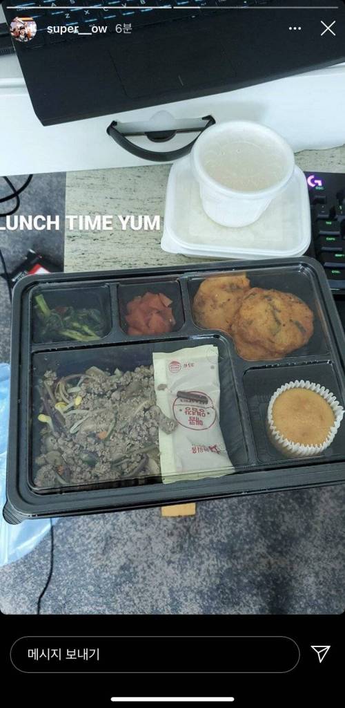 [스압] 한국 격리시설에서 도시락 복불복 중인 외국 프로게이머.jpg