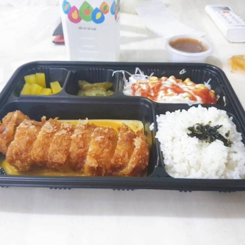 돈까스집에 반찬빼고 돈까스와 밥만 달라했다.