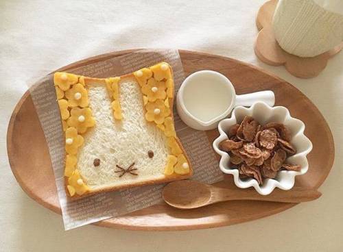 식빵 한 장도 절대 그냥 먹지 않음.jpg