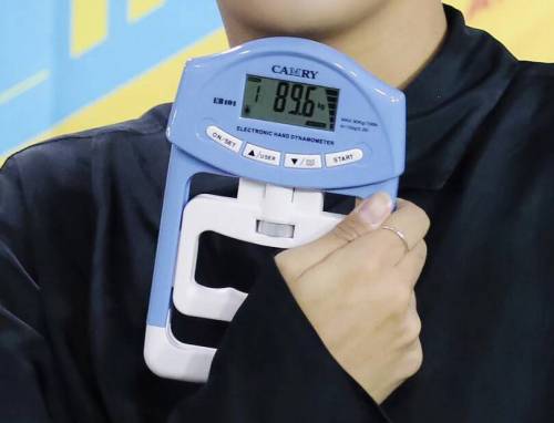 악력이 89.6kg 라는 남자 아이돌.mp4