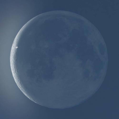 초승달 위에서 찍힌 국제우주정거장.mp4