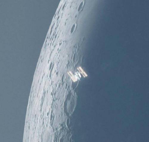 초승달 위에서 찍힌 국제우주정거장.mp4