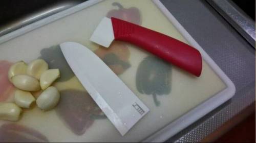 요리사들 칼 옆면으로 마늘 으깨는거 해본 후기