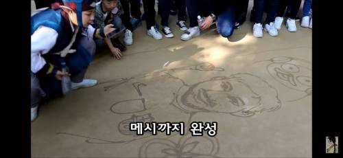 [스압] 한국에도 바닥에 그리는 장인이 있다.jpg